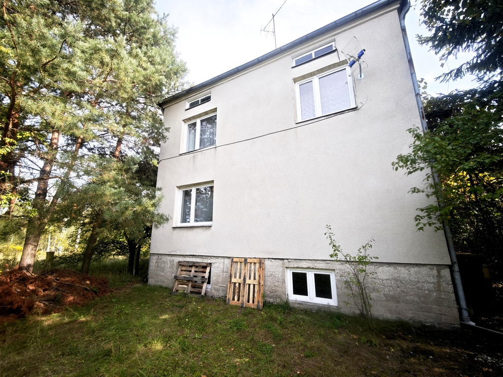 Dom piętrowy wśród drzew – Hajnówka